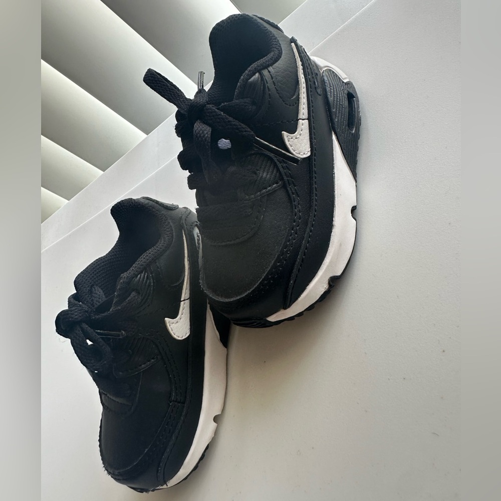 I’m selling some Black and White Nikes for kids. Size:5C.